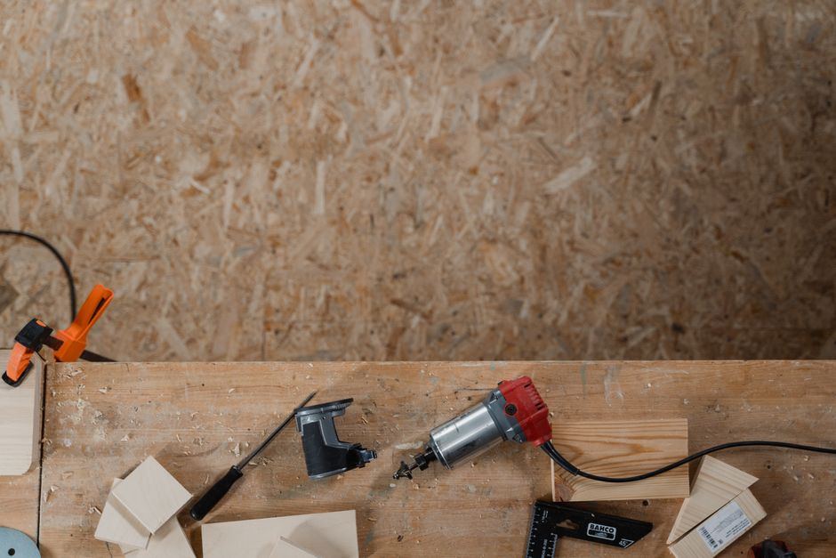 no-drill clamp vs. screw-mount cable management trays buying guide